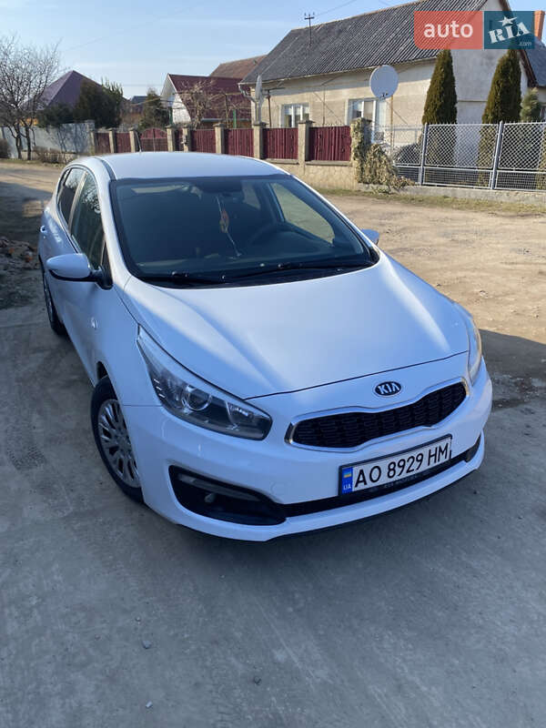 Хетчбек Kia Ceed 2015 в Ужгороді