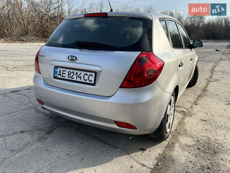 Хэтчбек Kia Ceed 2007 в Вольногорске