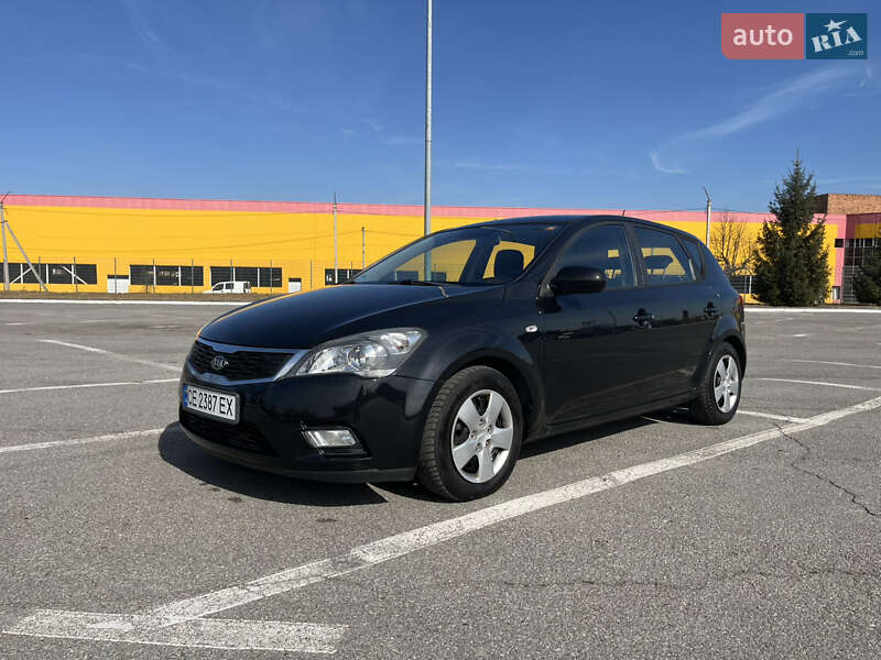 Хэтчбек Kia Ceed 2011 в Черновцах