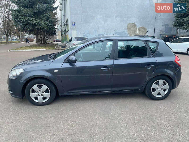 Хэтчбек Kia Ceed 2010 в Ровно