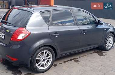 Хэтчбек Kia Ceed 2010 в 