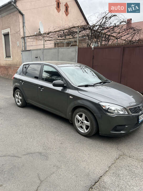 Хэтчбек Kia Ceed 2010 в Мукачево