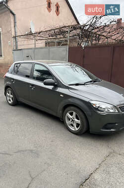 Хэтчбек Kia Ceed 2010 в 