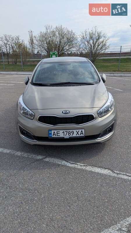 Хэтчбек Kia Ceed 2016 в 