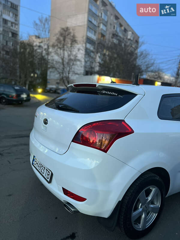 Хэтчбек Kia Ceed 2008 в Херсоне