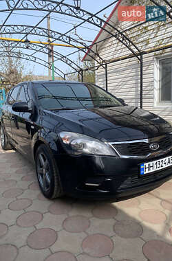 Хэтчбек Kia Ceed 2009 в 