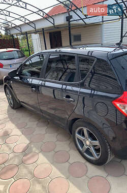 Хэтчбек Kia Ceed 2009 в 