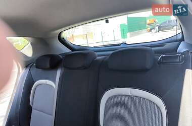 Хэтчбек Kia Ceed 2012 в 