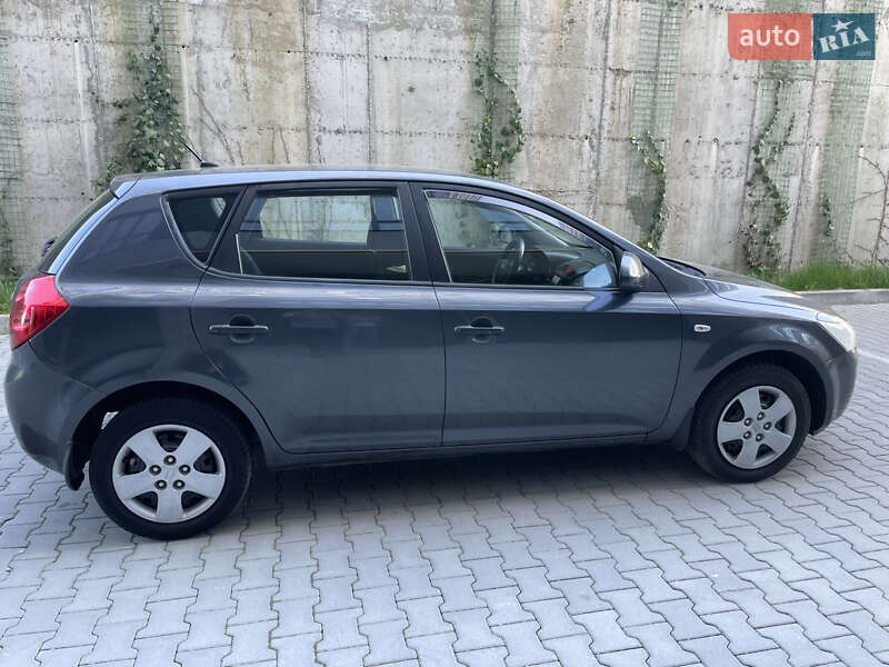 Хэтчбек Kia Ceed 2007 в 