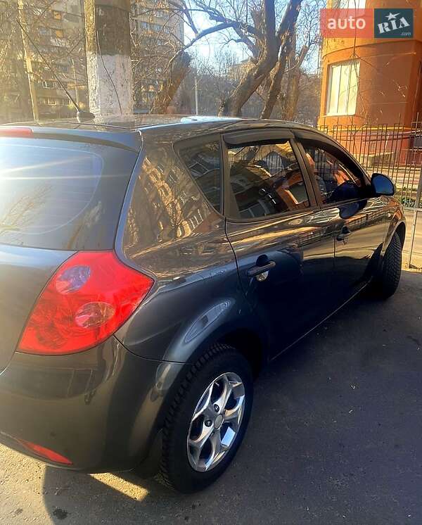 Хэтчбек Kia Ceed 2008 в Одессе