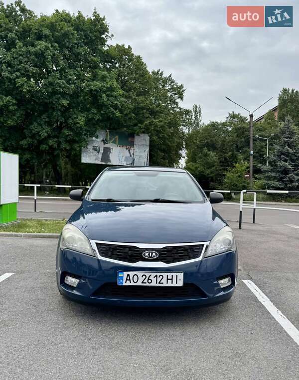 Хэтчбек Kia Ceed 2011 в 