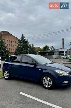 Хэтчбек Kia Ceed 2011 в 