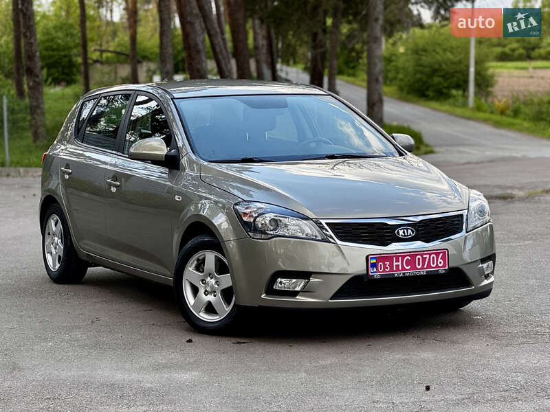 Хетчбек Kia Ceed 2010 в 