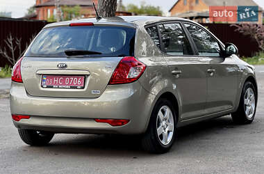 Хетчбек Kia Ceed 2010 в 