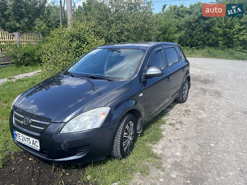 Хэтчбек Kia Ceed 2008 в 