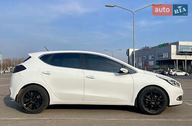 Хэтчбек Kia Ceed 2012 в 