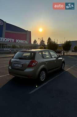 Хэтчбек Kia Ceed 2010 в 