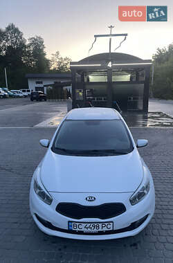 Хэтчбек Kia Ceed 2012 в 