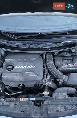 Хэтчбек Kia Ceed 2012 в 