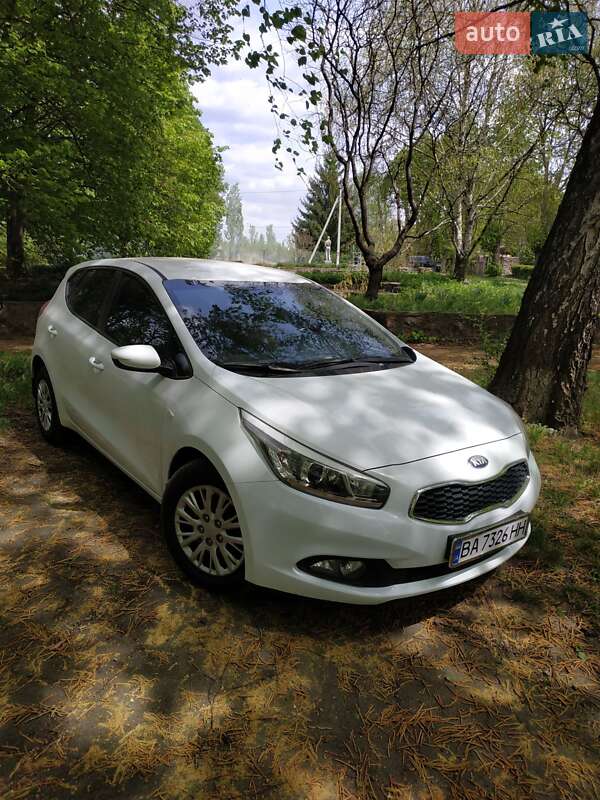 Хэтчбек Kia Ceed 2013 в 