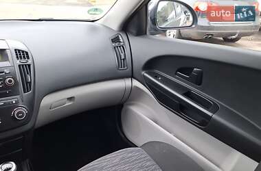 Хэтчбек Kia Ceed 2009 в 