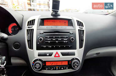 Хэтчбек Kia Ceed 2009 в 