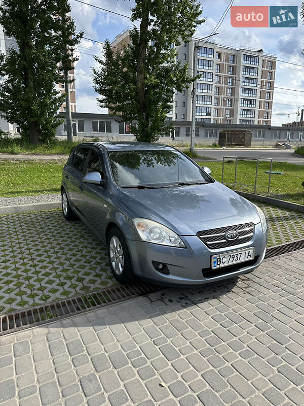 Хэтчбек Kia Ceed 2008 в 