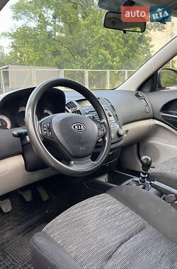 Хэтчбек Kia Ceed 2008 в 