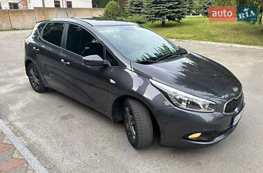 Хэтчбек Kia Ceed 2012 в 