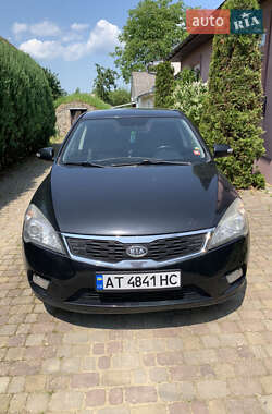 Хэтчбек Kia Ceed 2009 в 