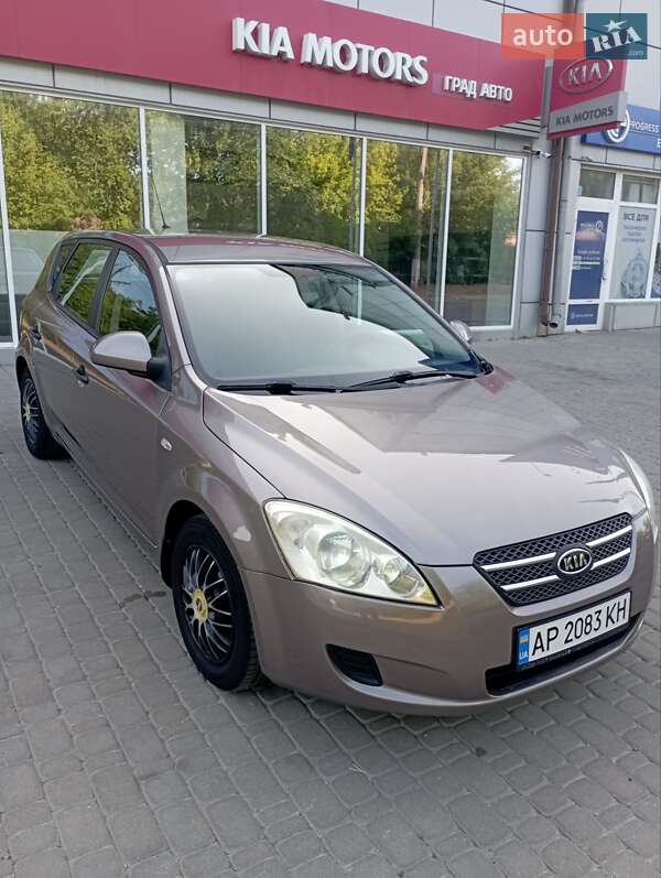 Хэтчбек Kia Ceed 2007 в 