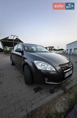 Хэтчбек Kia Ceed 2008 в 