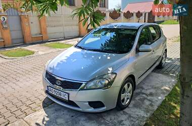 Хэтчбек Kia Ceed 2009 в 