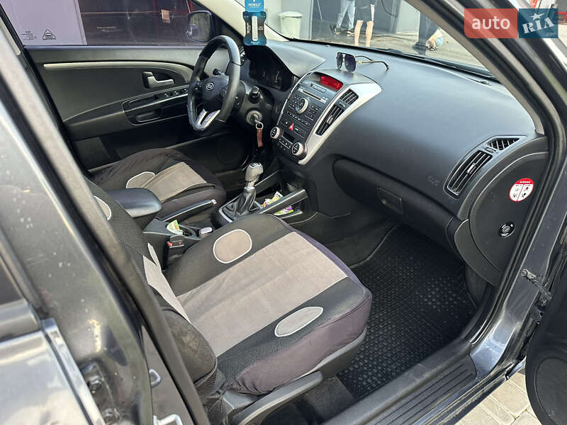 Хэтчбек Kia Ceed 2009 в Харькове
