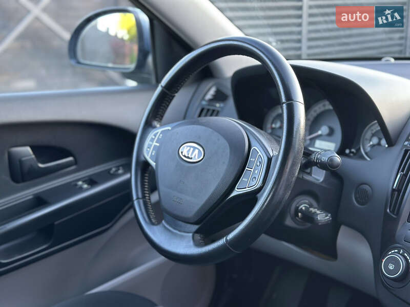 Хэтчбек Kia Ceed 2009 в Луцке