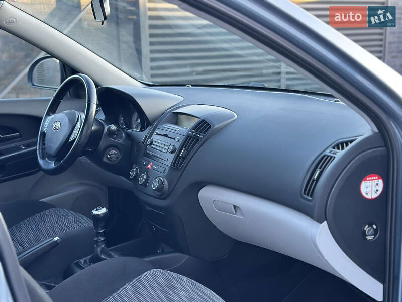 Хэтчбек Kia Ceed 2009 в Луцке