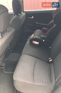 Хэтчбек Kia Ceed 2009 в 