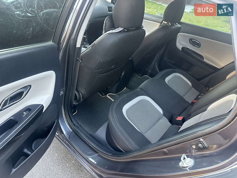 Хэтчбек Kia Ceed 2012 в Чернигове