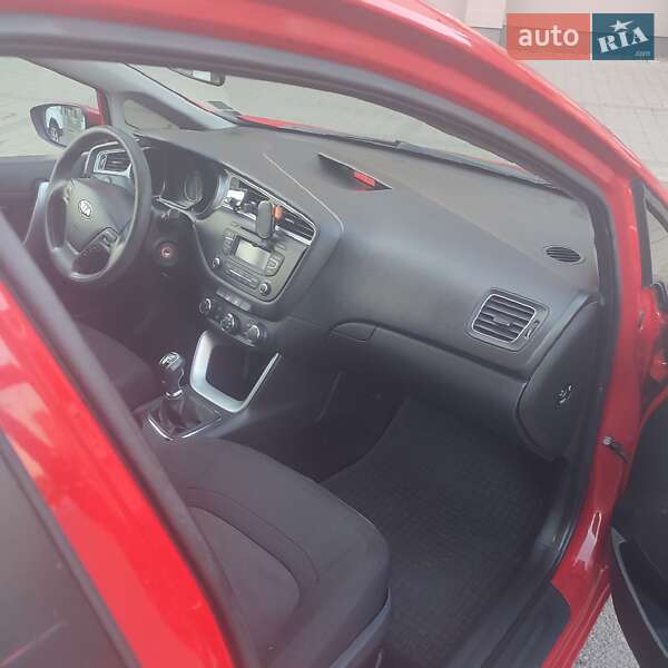 Хэтчбек Kia Ceed 2015 в Ужгороде