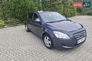 Хэтчбек Kia Ceed 2009 в 