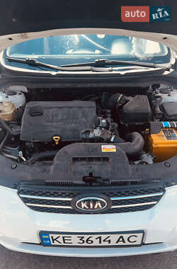 Хэтчбек Kia Ceed 2010 в 