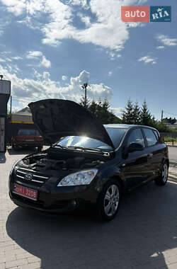 Хэтчбек Kia Ceed 2008 в 