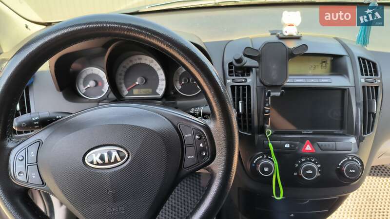 Хэтчбек Kia Ceed 2008 в Каменском