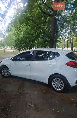 Хэтчбек Kia Ceed 2013 в 