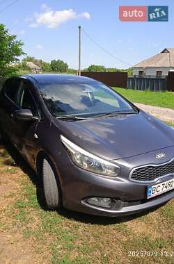 Хэтчбек Kia Ceed 2012 в 