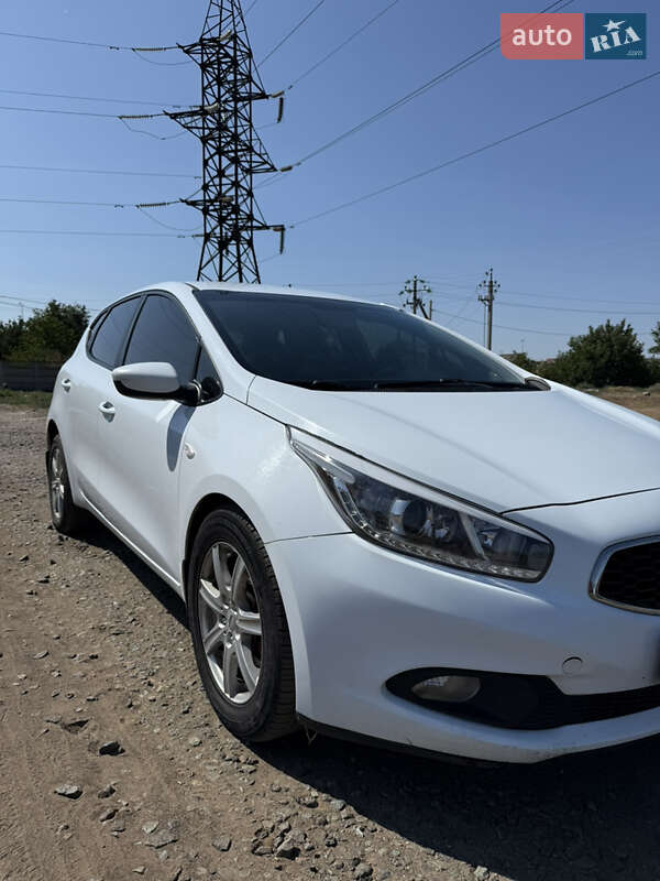 Хетчбек Kia Ceed 2012 в Дніпрі