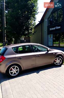 Хэтчбек Kia Ceed 2007 в 