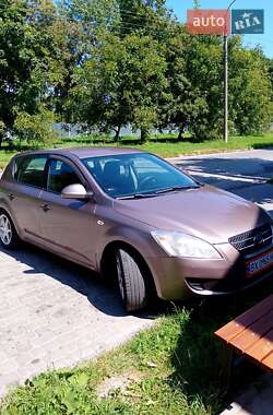 Хэтчбек Kia Ceed 2007 в 