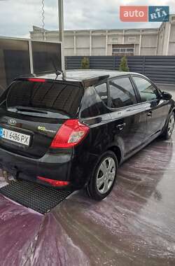 Хэтчбек Kia Ceed 2011 в 