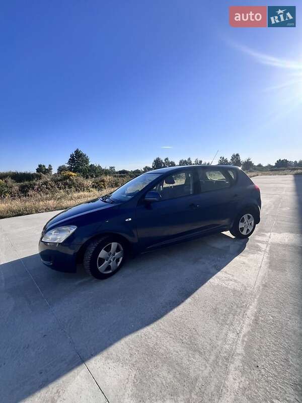 Хэтчбек Kia Ceed 2008 в Вишневом